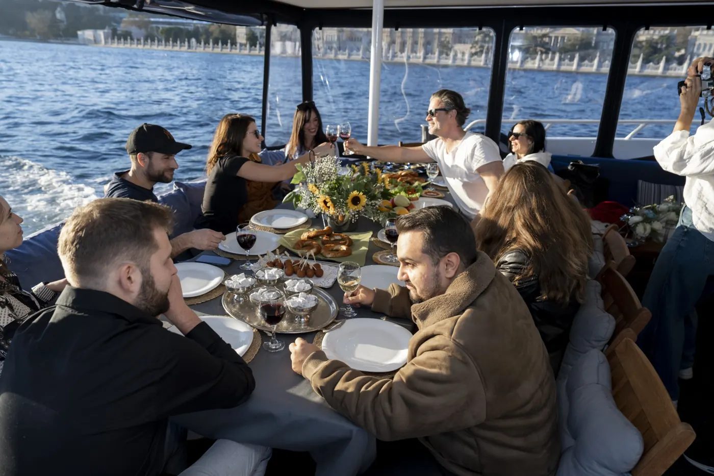 Yatta arkadaş grubu yemeği